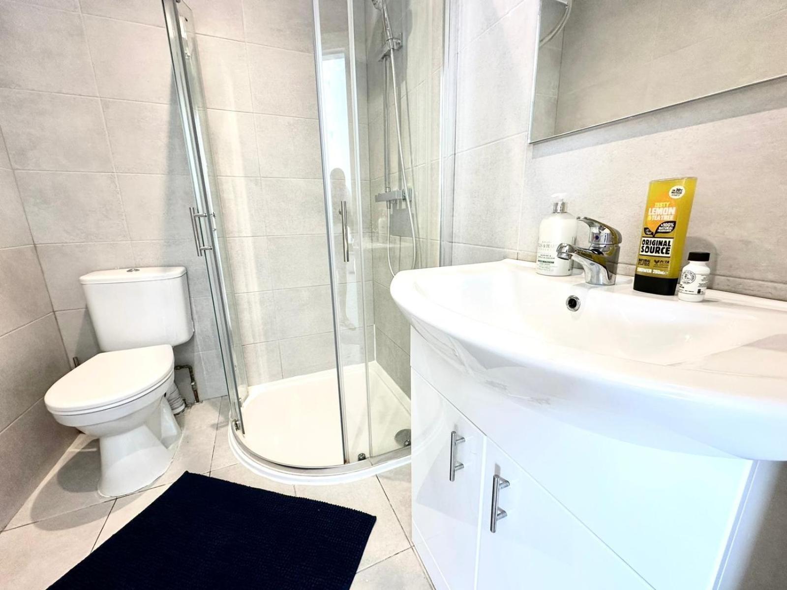 Sunny Modern, Private Apartment,15 Mins To Central London ヘンドン エクステリア 写真